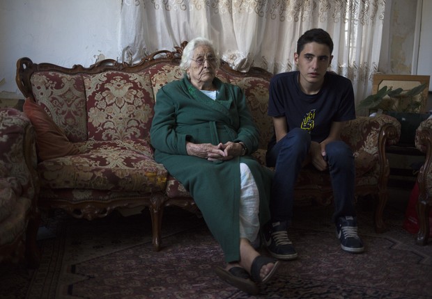 LEGENDA: SEM SAÍDA Refka e Mohammed, na casa da família Alkurd, onde vivem há 57 anos (Foto: AP Photo/Dusan Vranic)