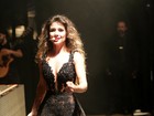 Paula Fernandes usa look curtinho e transparente em show em Minas