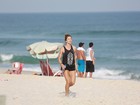 Grazi Massafera aproveita dia de sol para se exercitar em praia do Rio