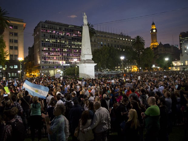 Praça de Maio, na Argentina, ficou cheia de manifestantes que pedem esclarecimento da morte do fiscal Alberto Nisman (Foto: Rodrigo Abd/AP Photo) Praça de Maio, na Argentina, ficou cheia de manifestantes que pedem esclarecimento da morte do fiscal Alberto Nisman (Foto: Rodrigo Abd/AP Photo)