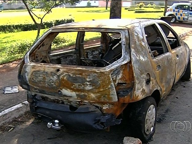 Polícia tem suspeito de colocar fogo em carro de morador do Setor Goiânia Viva, em Goiás (Foto: Reprodução/ TV Anhanguera)