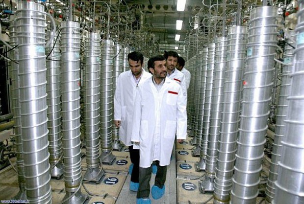 Em foto de abril de 2008, o presidente iraniano Mahmoud Ahmadinejad é visto na usina de enriquecimento de urânio Natanz, 270 km ao sul de Teerã (Foto: AFP/Presidência do Irã)