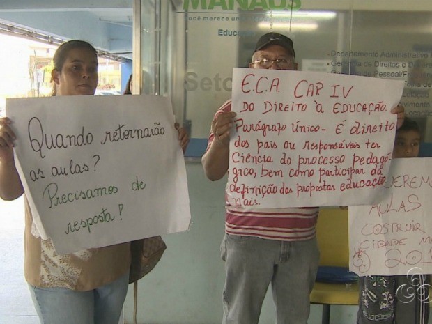 Pais de estudantes da Escola Antônia Alexandrina foram até à sede da Semed protestar (Foto: Reprodução/TV Amazonas)