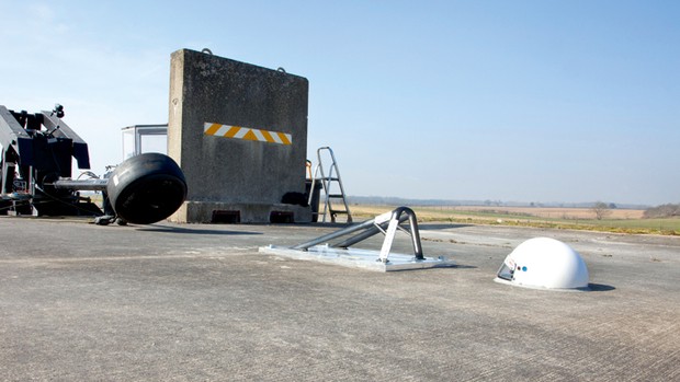 Em teste, Instituto lançou pneu em direção à peça, localizada à frente de capacete que simula localização do piloto (Foto: Reprodução)