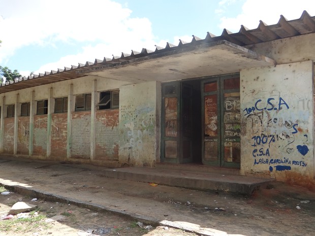 Fachada do antigo Centro Comunitário de Bebedouuro ocupado por 32 famílias. (Foto: Carolina Sanches/ G1)