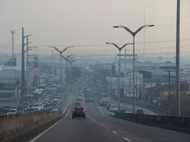 Muitos motoristas deixaram faróis ligados para trafegar em trechos mais críticos com fumaça (Foto: Diego Toledano/G1 AM)