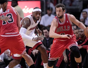 Basquete NBA - Miami Heat e Chicago Bulls, Marco Belinelli e LeBron James (Foto: Reuters)