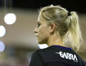 Bandeirinha musa, Fernanda Colombo trabalha no jogo CRB x Bahia (Foto: Ailton Cruz/ Gazeta de Alagoas) Bandeirinha musa, Fernanda Colombo trabalha no jogo CRB x Bahia (Foto: Ailton Cruz/ Gazeta de Alagoas)