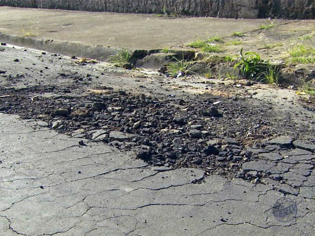 Empreiteiras terão que refazer asfalto em Poços de Caldas (Foto: Reprodução EPTV)