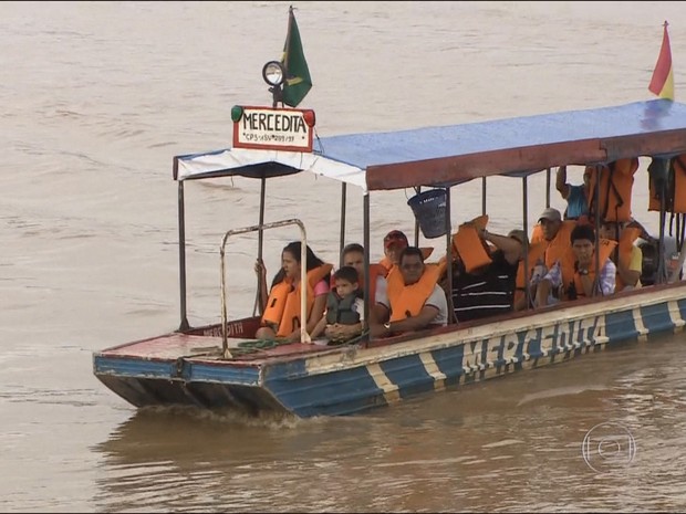 Bolivianos chegam em Guajará-Mirim de barco, no Rio Mamoré (Foto: TV Globo/ Reprodução)