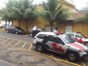 Freira sai de DP de Piracicaba depois de fazer boletim de ocorrência contra flanelinha (Foto: Thomaz Fernandes/G1)