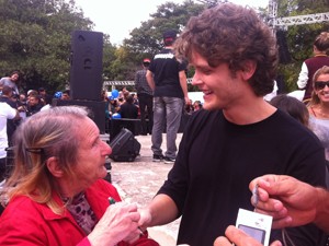 Rafael conversou e tirou fotos com fãs de Porto Alegre (Foto: Luiza Carneiro/ RBS TV)