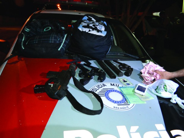 Armas e dinheiro foram apreendidos com os assaltantes. (Foto: Divulgação /  Jornal Nosso Informativo)