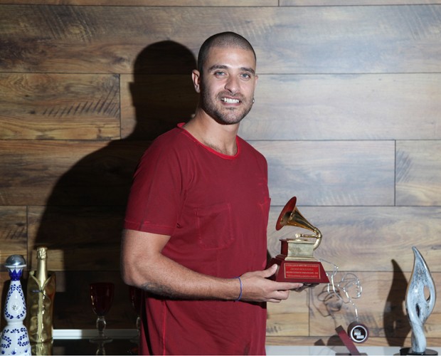 Diogo Nogueira com o troféu do Grammy 2010 (Foto: Carolina Caminha / TV Globo)