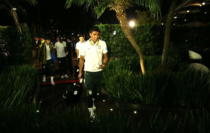 Paulinho squad on arrival at the hotel in Sao Paulo (Photo: Mark Ribolli / Globoesporte.com)