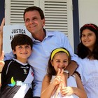 Eduardo Paes, vota no Rio de Janeiro com os filhos e uma sobrinha (Foto: Agência EFE)