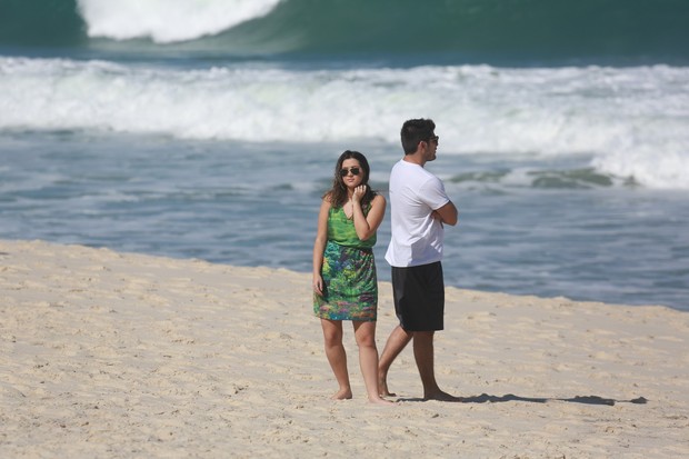 Polliana Aleixo e Bruno Gissoni gravam na praia (Foto: Dilson Silva / Agnews)