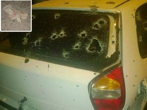 Luvas e pistola foram encontradas ao lado de carro metralhado; chave estava no porta-malas (Foto: Guadalupe News)