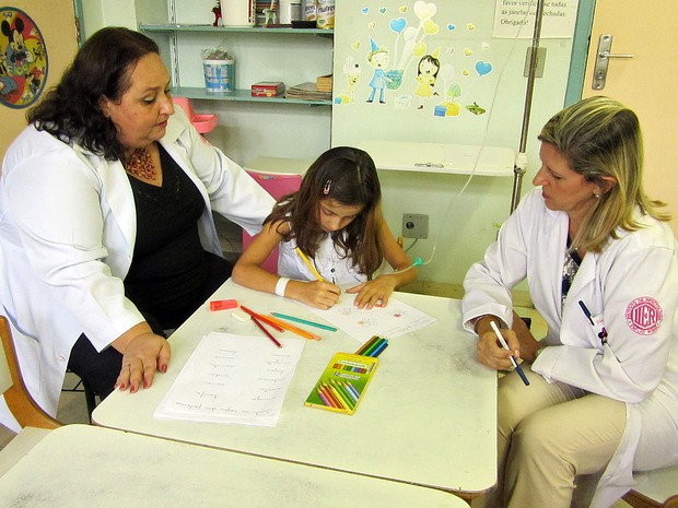 Professora Marta (esq.) e Vera (dir.) acompanham Isabelly em suas atividades no hospital (Foto: Gabriela Gonçalves/G1)