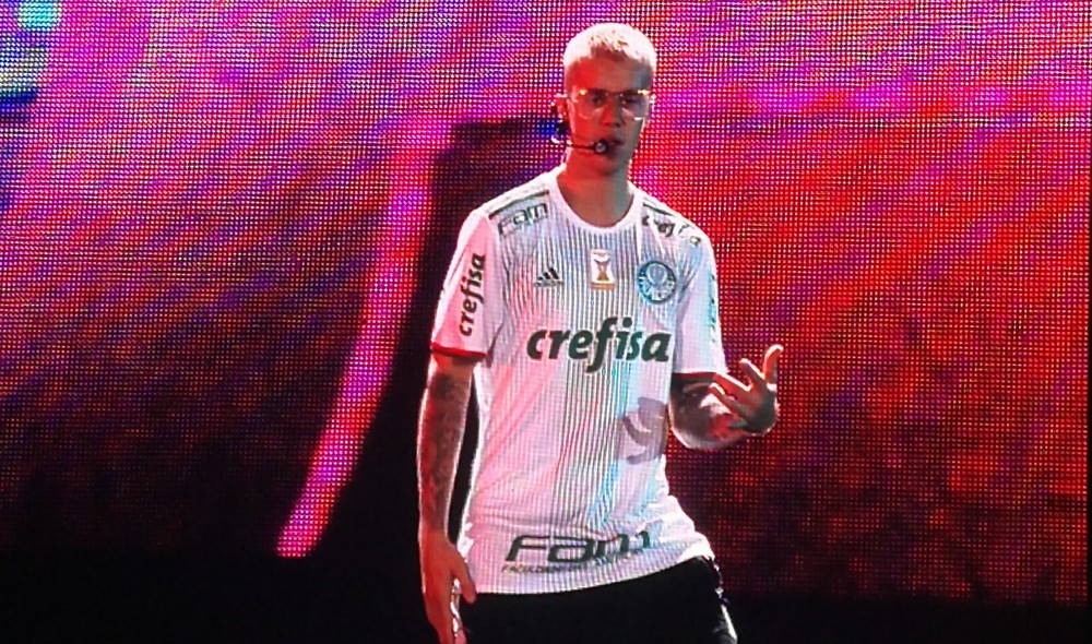 Justin Bieber com a camisa do Palmeiras durante show no Allianz Parque em São Paulo (Foto: Rodrigo Ortega/G1)
