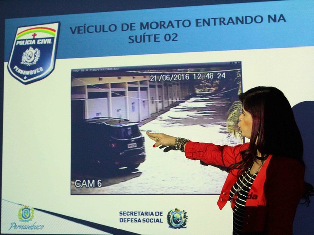 Delegada Gleide Ângelo mostra carro de Paulo César Morato entrando em motel de Olinda (Foto: Marlon Costa/Pernambuco Press) Delegada Gleide Ângelo mostra carro de Paulo César Morato entrando em motel de Olinda (Foto: Marlon Costa/Pernambuco Press)