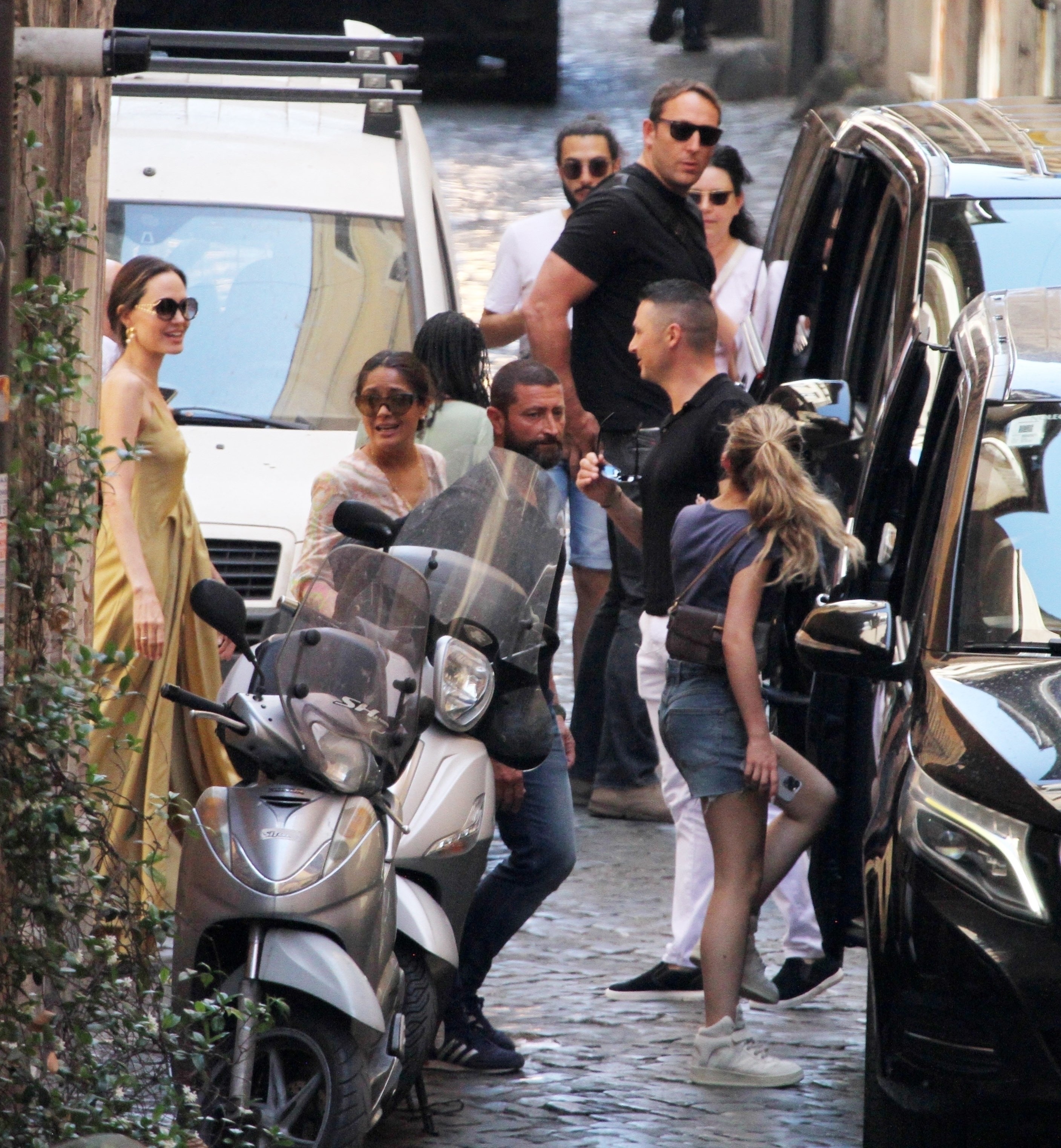 Angelina Jolie estava passeando com as filhas, Zahara e Vivienne, em Roma quando encontrou Salma Hayek (Foto: The Grosby Group)