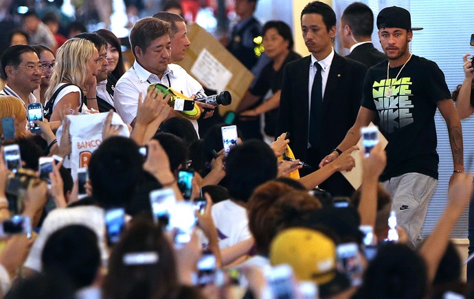 Neymar Aeroporto do Japão (Foto: Agência AP)