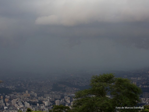 Chuva forte mudou a paisagem do Rio na tarde deste domingo (Foto: Marcos Estrella / Tv Globo)
