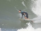 Cauã Reymond surfa na Prainha, no Rio