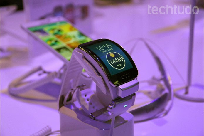 Gear S, da Samsung, é equipado com Tizen e traz tela curva OLED de 2 polegadas (Foto: Fabrício Vitorino/TechTudo)