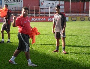 Gian Rodrigues, técnico do Guarani-MG, distribui coletes no coletivo (Foto: Cleber Corrêa/GLOBOESPORTE.COM)