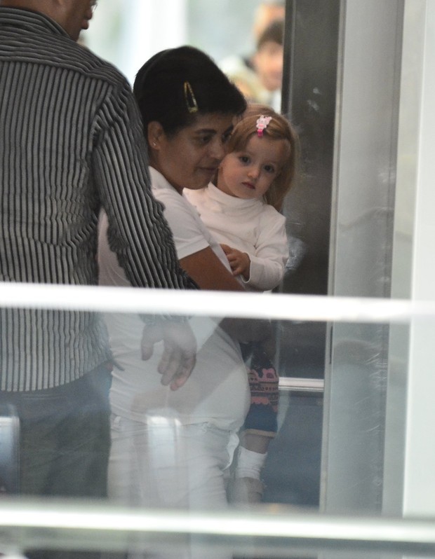 Eva, filha de Angélica, com babá em shopping (Foto: Henrique Oliveira / Agnews)