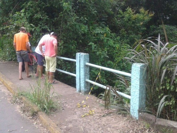 Mulher discutiu com homem e caiu da ponte sobre o Arroio Grande, em Nova Hartz  (Foto: Zete Padilha / RBS TV)