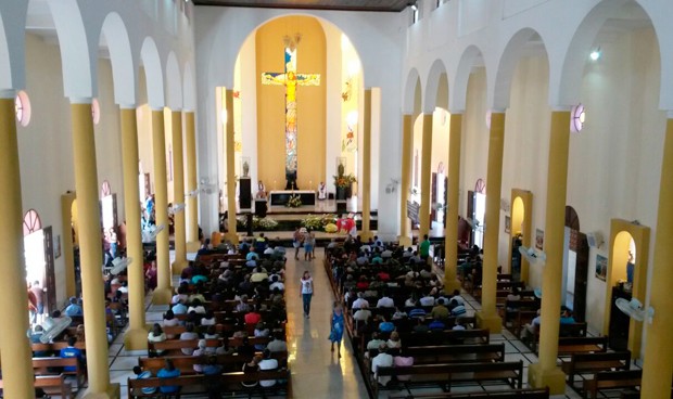 Corpo de Iberê está sendo velado na Igreja Matriz de Santa Cruz, cidade da região Agreste potiguar (Foto: Marksuel Figueiredo/Inter TV Cabugi)