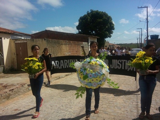 Parentes e amigos prestaram homenagens e protestaram por segurança (Foto: Silvia Torres/TV Cabo Branco)