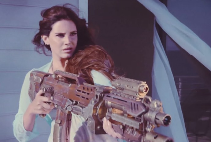 Sem perder a sua calma natural, Lana del Rey detona com o paparazzi (Foto: Reprodução)