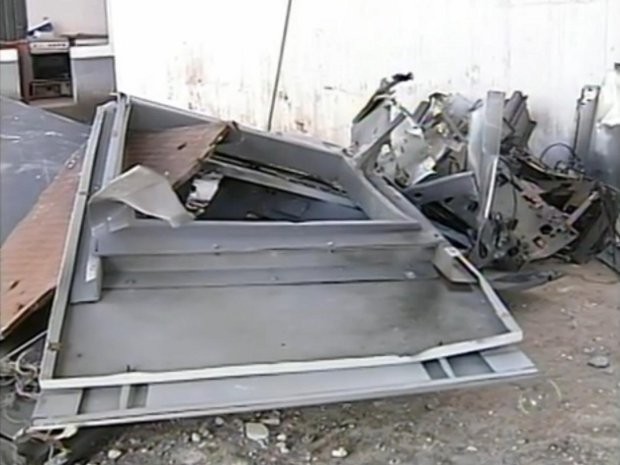 Na terça-feira (21), a única agência bancária de Tapiraí (SP) ficou parcialmente depois que ladrões explodiram os caixas automáticos (Foto: Reprodução / TV Tem)
