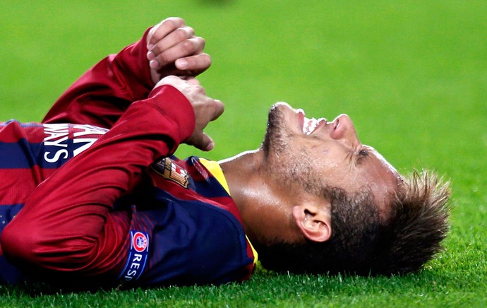 Neymar caído jogo Barcelona (Foto: Reuters)
