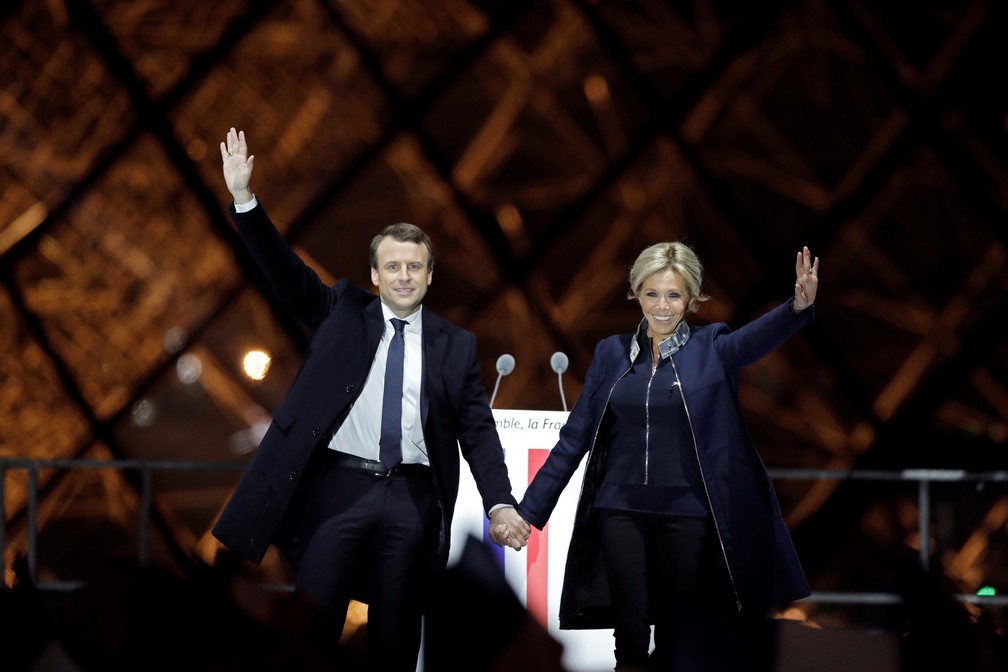 O presidente eleito Emmanuel Macron e sua mulher, Brigitte Trogneux, comemoram a vitória em palco montado em frente ao Museu do Louvre (Foto: REUTERS/Benoit Tessier)