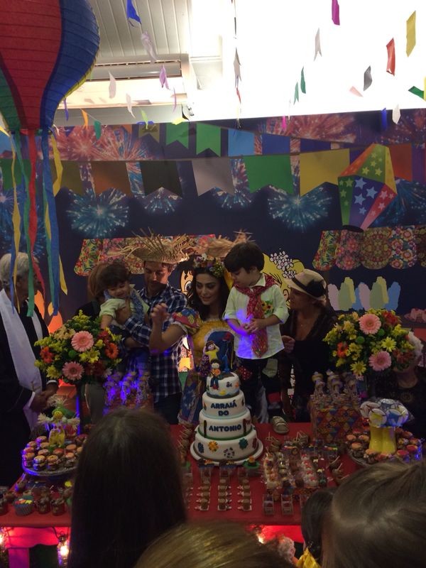 Juliana Paes com os filhos, Pedro e Antônio, e o marido, Carlos Eduardo Baptista, em festa no Rio (Foto: Instagram/ Reprodução)