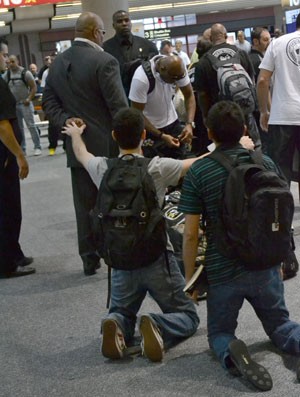 Fãs Oliveiro Júnior e Túlio Vinícius se ajoelham em frente a Anderson Silva (Foto: Adriano Albuquerque / SporTV.com)