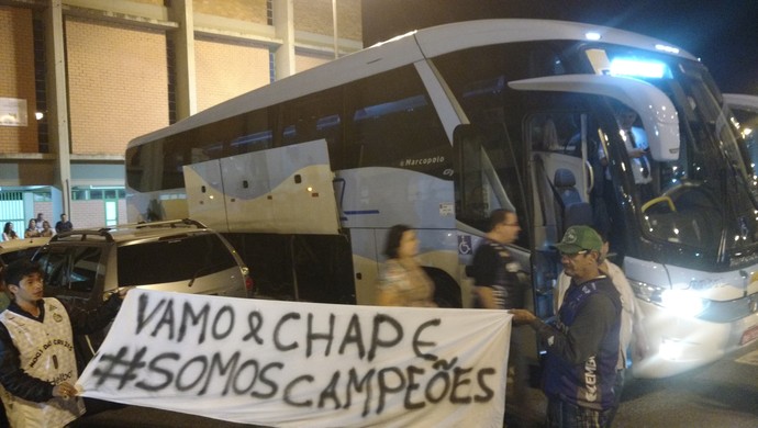 Mogi das Cruzes basquete desembarque Aeroporto de Guarulhos força Chape Chapecoense (Foto: Vitor Geron)