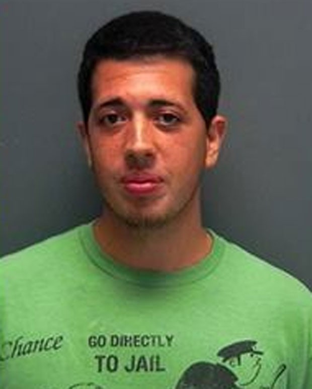 Ao ser preso, Micah Dailey usasa camiseta que estava escrito: 'vá direto para a cadeia'  (Foto: Lee County Sheriff's Office)
