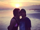 Thammy Miranda ganha beijo da namorada com pôr-do-sol ao fundo