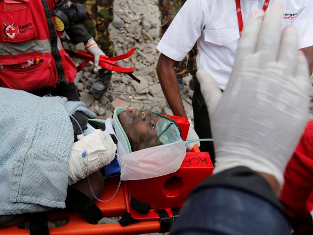 Mulher foi retirada com vida dos escombros de prédio que desabou na sexta-feira (29) Nairobi, no Quênia, nesta quinta-feira (5) (Foto: Thomas Mukoya/ Reuters)