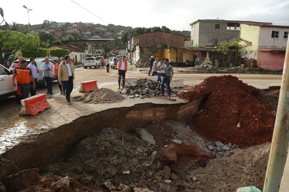 Defesa Civil segue visitando áreas de difícil acesso para avaliar prejuízos e retirar famílias de áreas de risco (Foto: Wagner Ramos/SEI/Divulgação)