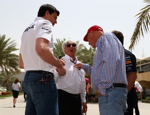 Bernie Ecclestone, entre Toto Wolff e Niki Lauda, no GP do Bahrein (Foto: Getty Images)