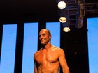 Paulo Zulu desfila de sunga em evento de moda após ter nude vazada 