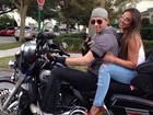 Nicole Bahls anda na garupa de moto pilotada por Kiko
