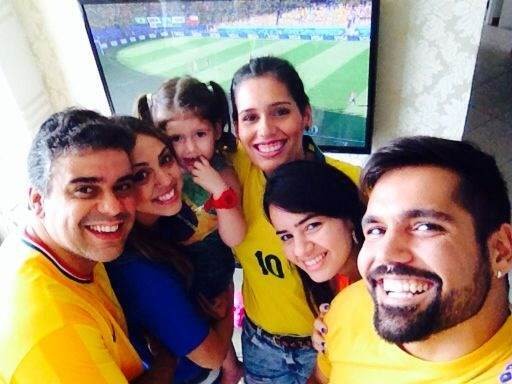 <b>Juliana Cavalcante</b> com sua filha e alguns amigos para jogo Brasil x Chille <b>...</b> - photo1